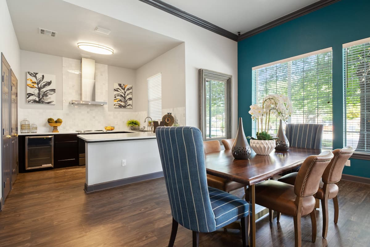 RGVtYW5kUGljdHVyZToxOTc2MzUzNTYw