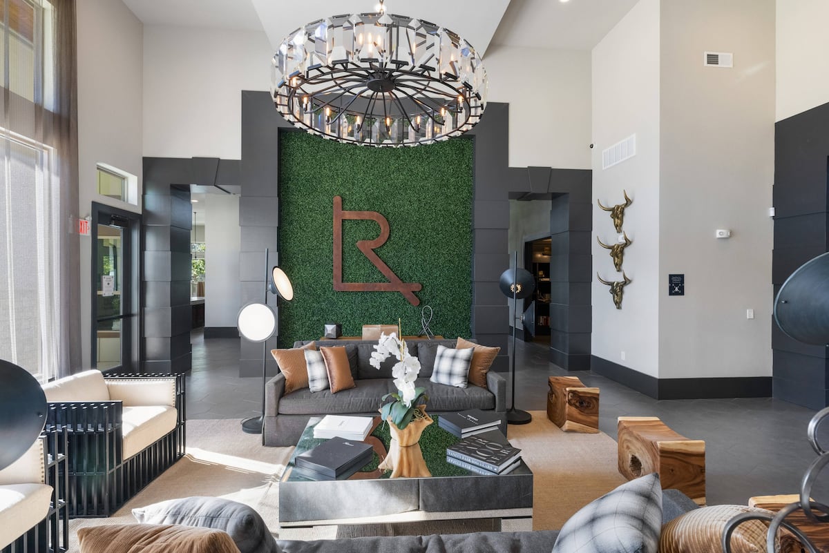 RGVtYW5kUGljdHVyZToxOTc2MzUxNjE5