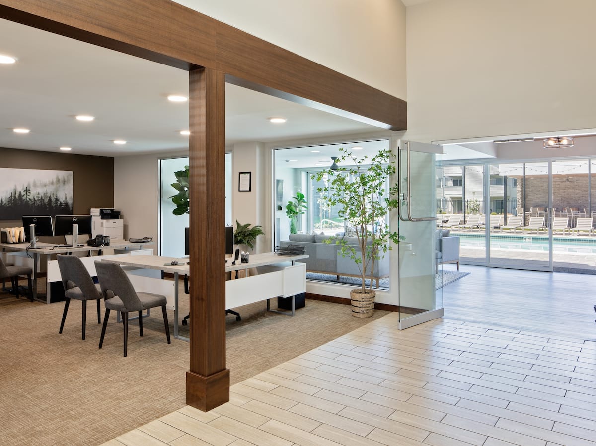 RGVtYW5kUGljdHVyZToxOTUxNTg3MjMx