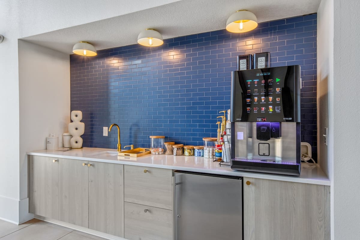 RGVtYW5kUGljdHVyZToxOTc2MzUzNTgy