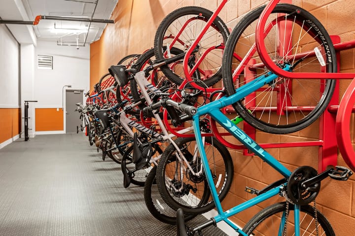 RGVtYW5kUGljdHVyZToyNTMwOTMzMDQ0