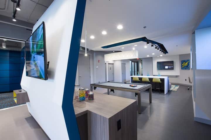 RGVtYW5kUGljdHVyZToyNTMwOTM1OTg5