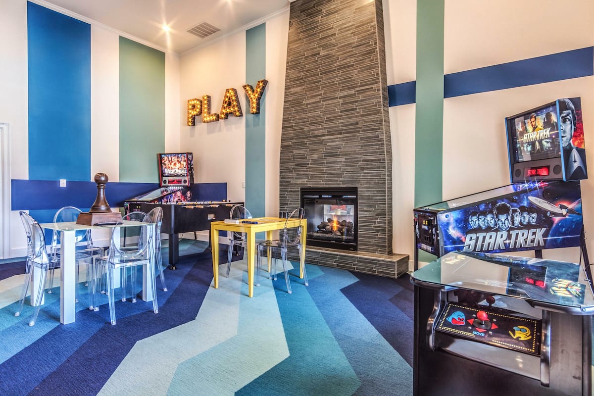 RGVtYW5kUGljdHVyZToyMDk1NjQ0MDAx