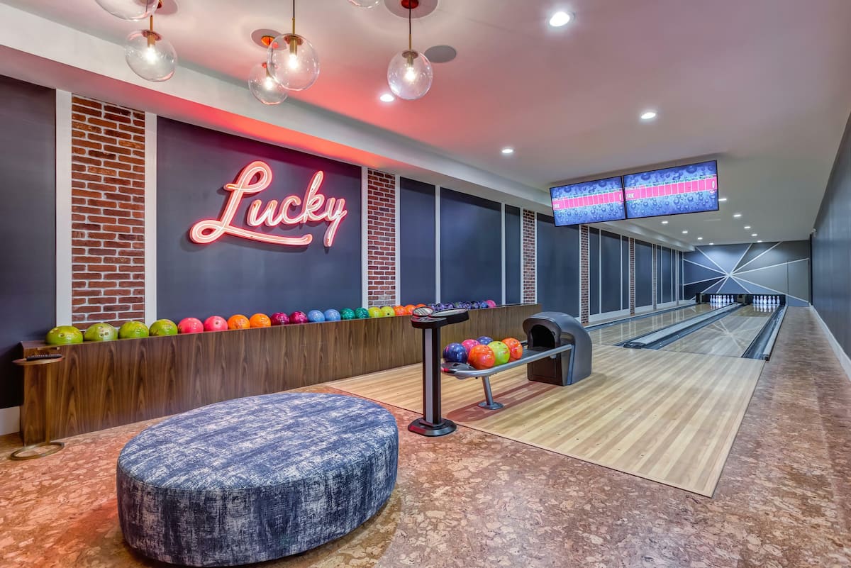 RGVtYW5kUGljdHVyZToyMDk1NjQ0MTEy