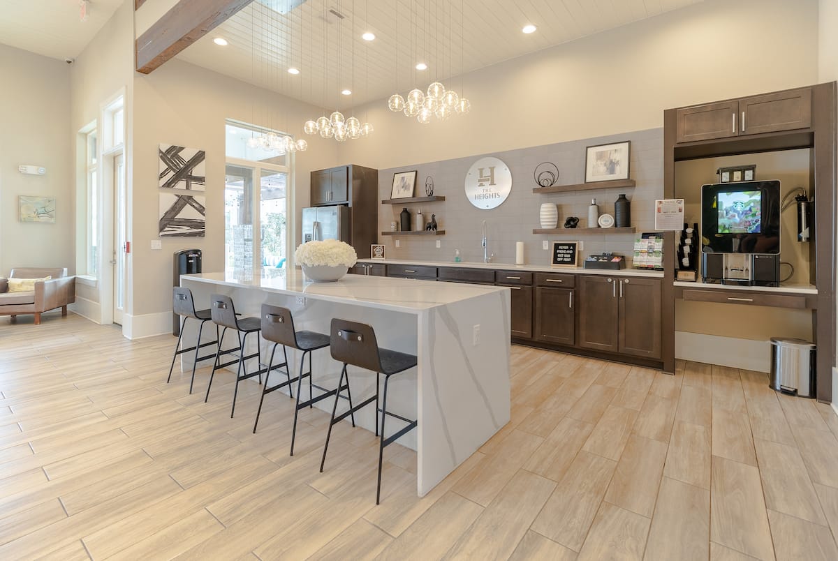 RGVtYW5kUGljdHVyZToyMTEwNDYwNDMz