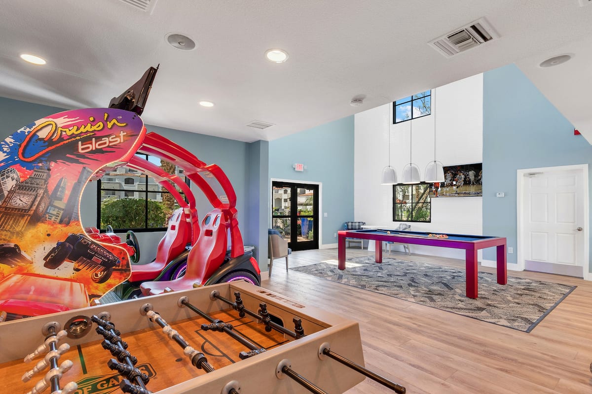 RGVtYW5kUGljdHVyZToyMDkyNTk5MjU2