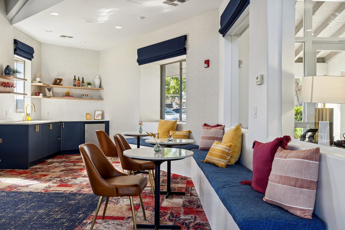 RGVtYW5kUGljdHVyZToyMDkyNTk5MTgy