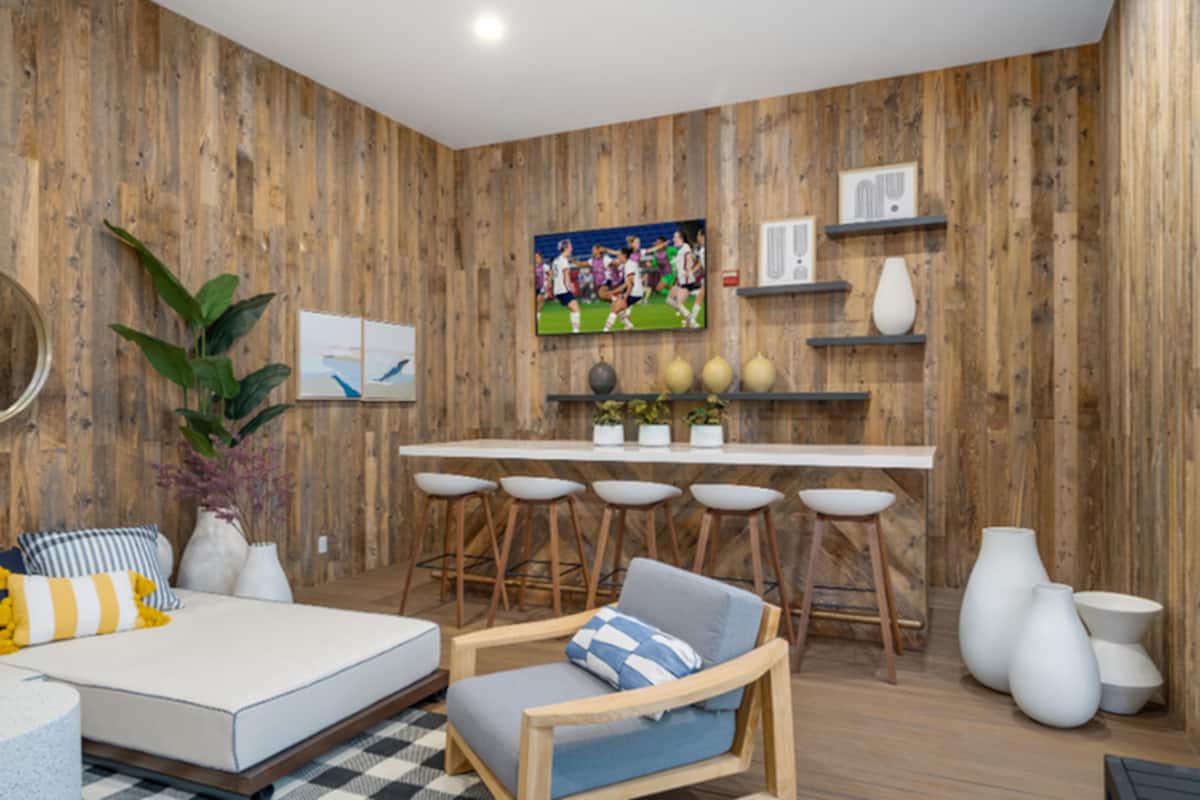 RGVtYW5kUGljdHVyZToyMDQyNTk2MDY4