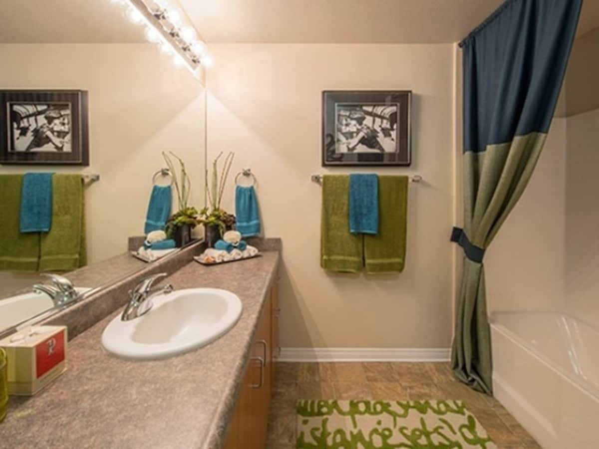 , an Airbnb-friendly apartment in North Hollywood, CA
