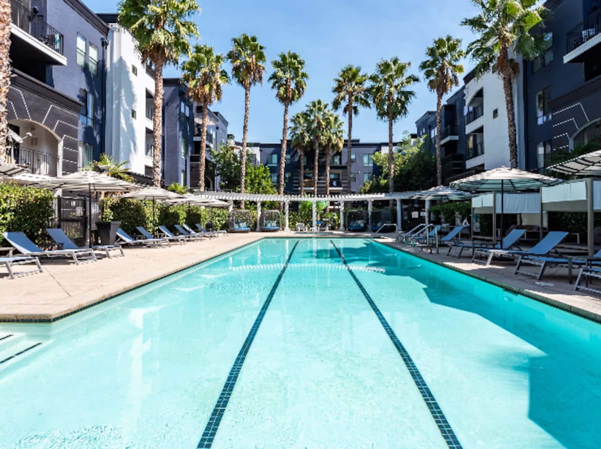 , an Airbnb-friendly apartment in North Hollywood, CA