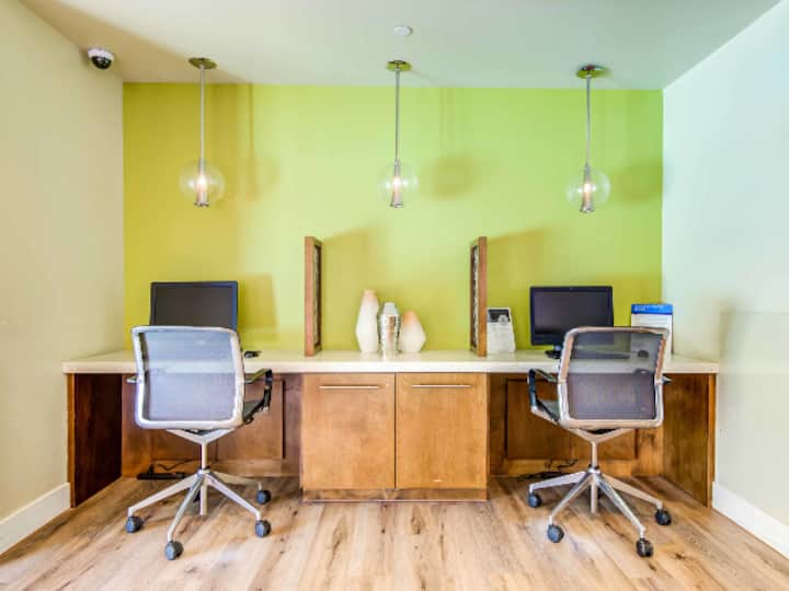 RGVtYW5kUGljdHVyZToxOTQzMjA3ODEw