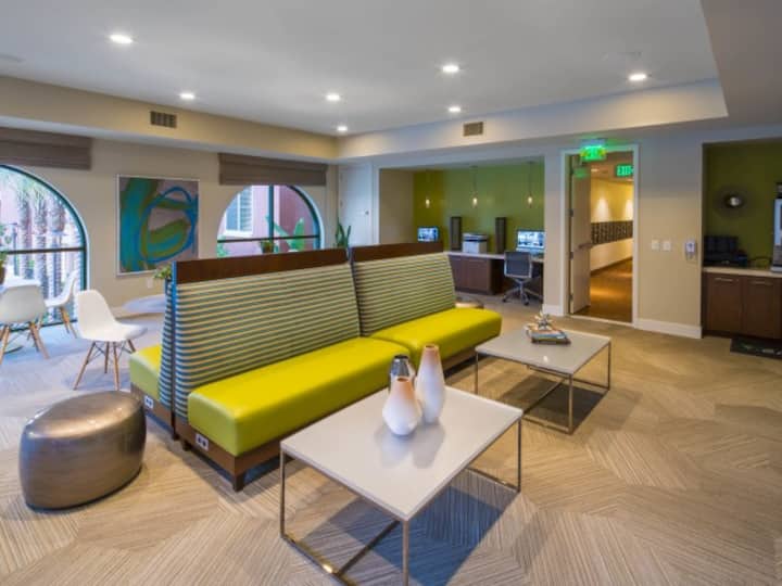 RGVtYW5kUGljdHVyZToxOTQzMjA3Nzk2