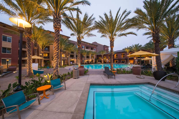 RGVtYW5kUGljdHVyZToxOTQzMjA3Nzk4