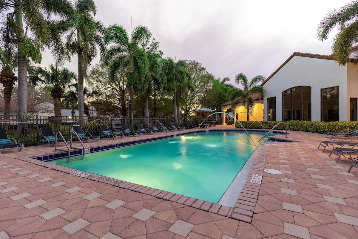 Exterior of Mira Flores, an Airbnb-friendly apartment in Palm Beach Gardens, FL