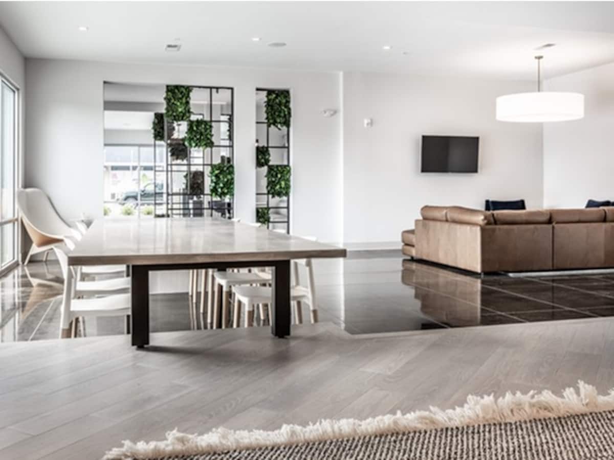 RGVtYW5kUGljdHVyZToxOTQzMjA1NTUx