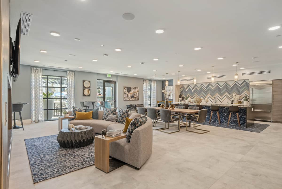 RGVtYW5kUGljdHVyZToxOTQzMTU2MDYx