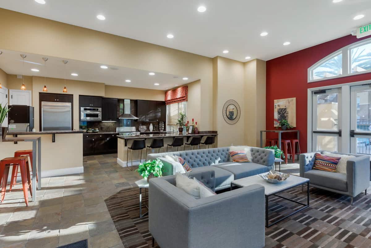 RGVtYW5kUGljdHVyZToxOTQzMTU4OTQ0