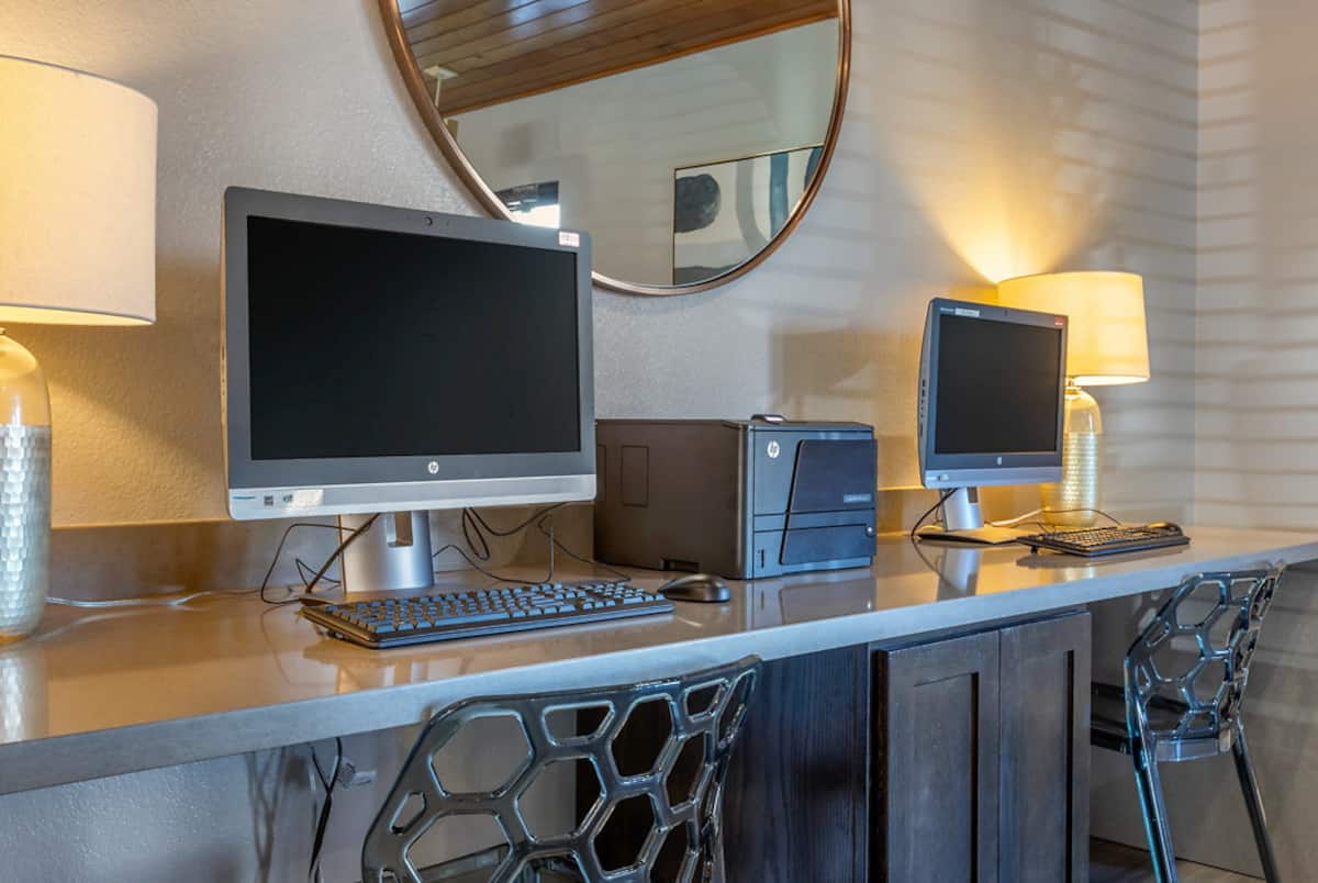 RGVtYW5kUGljdHVyZToxOTQzMTU3MDMz