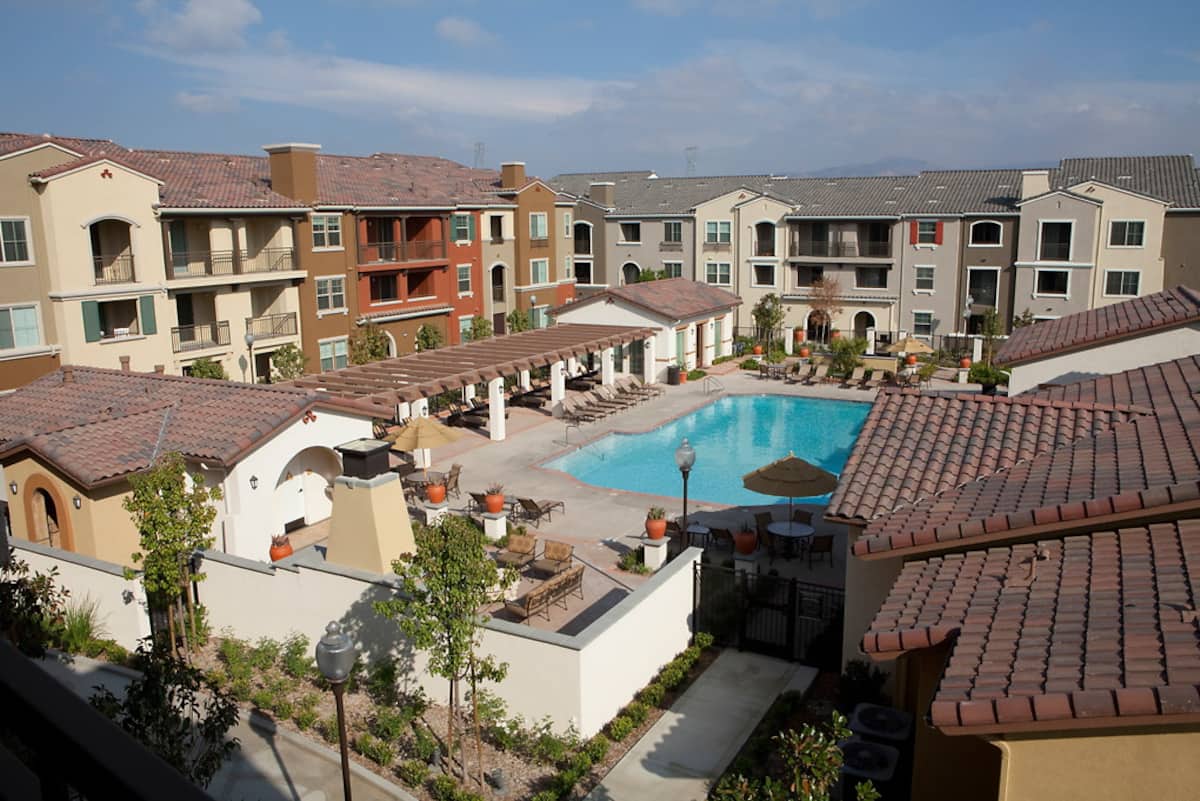 , an Airbnb-friendly apartment in Valencia, CA