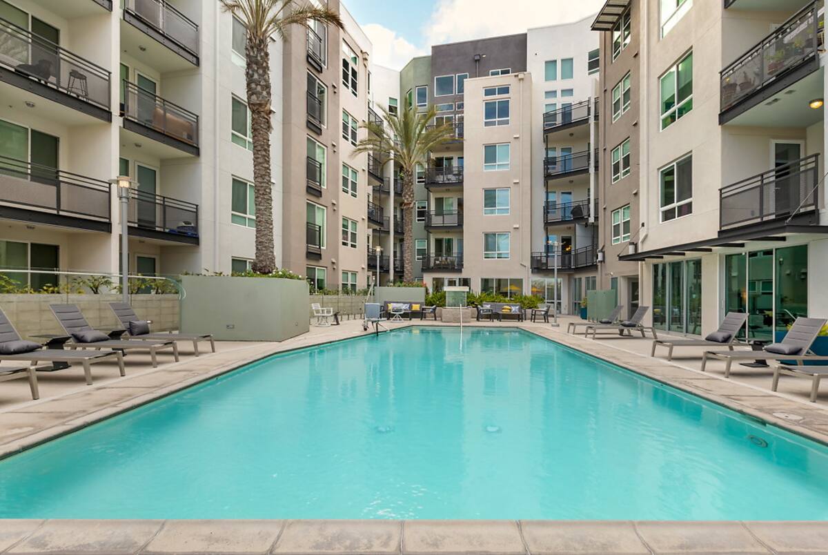 Exterior of Wilshire La Brea, an Airbnb-friendly apartment in Los Angeles, CA