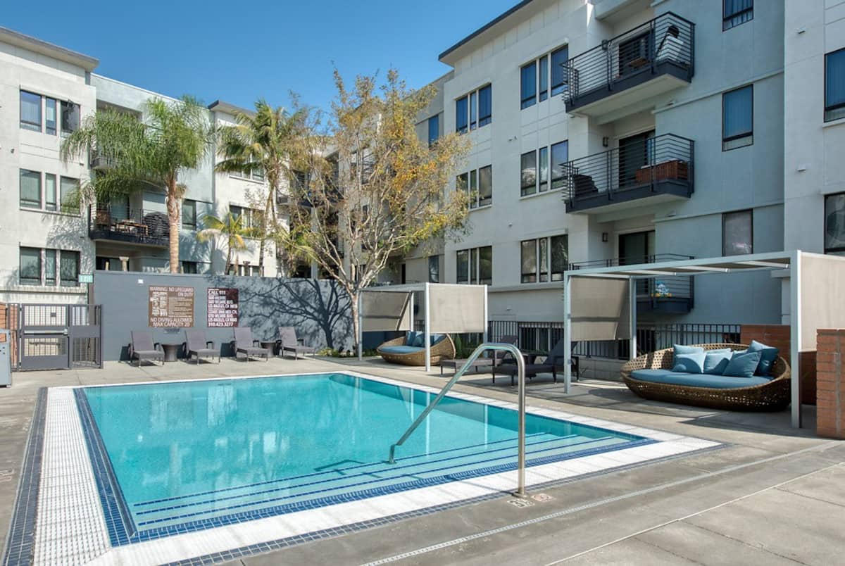Exterior of 5600 Wilshire, an Airbnb-friendly apartment in Los Angeles, CA