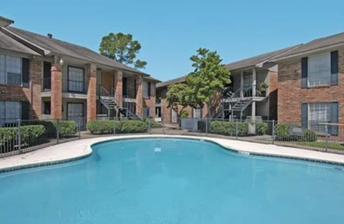 Exterior of Stoneriver, an Airbnb-friendly apartment in Houston, TX
