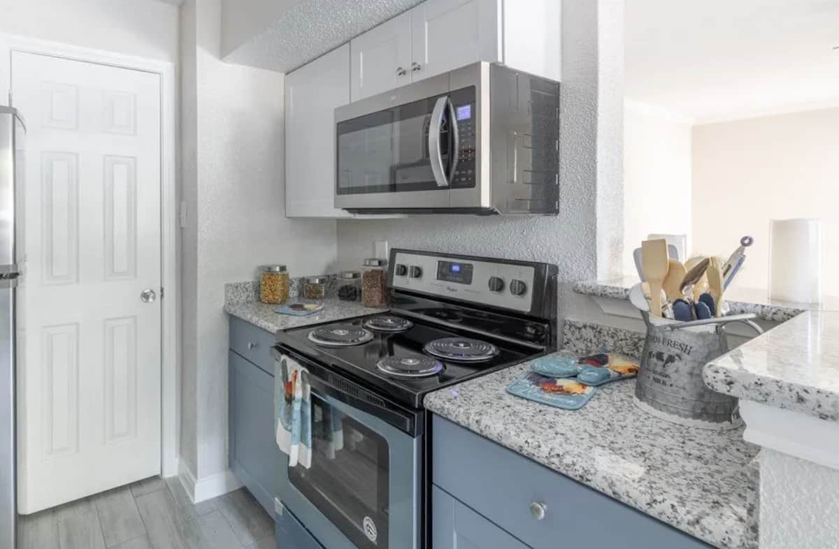 RGVtYW5kUGljdHVyZToxOTk5MDY0OTI4