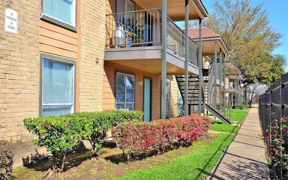 Exterior of Casa Rosa, an Airbnb-friendly apartment in Houston, TX
