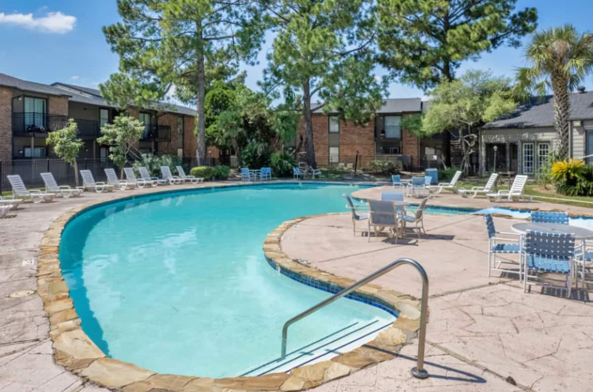 Exterior of Salado at CityView, an Airbnb-friendly apartment in Houston, TX