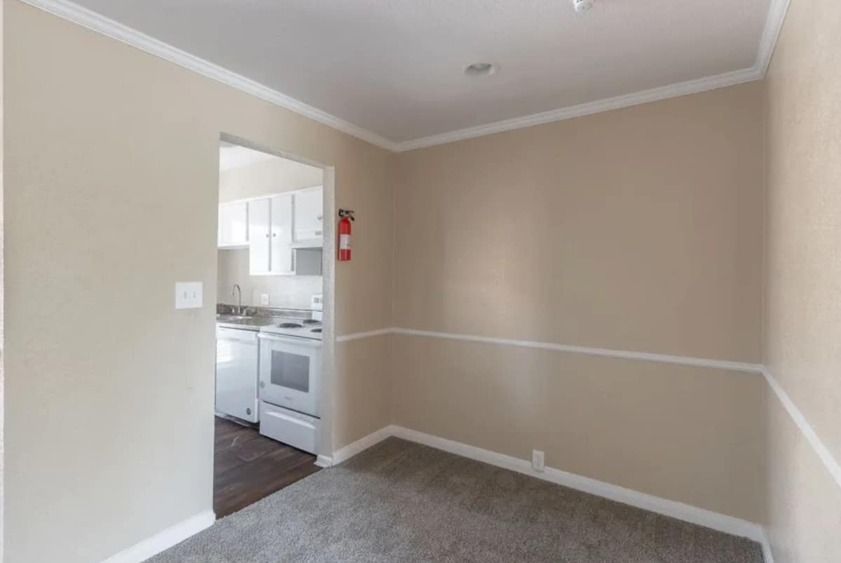 RGVtYW5kUGljdHVyZToxOTk5MTM3OTA2