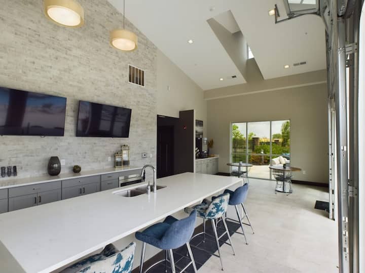 RGVtYW5kUGljdHVyZToyNTcxMzgyODQ3