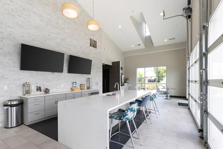 RGVtYW5kUGljdHVyZToyNTcxMzgyODQ1