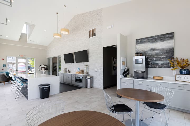 RGVtYW5kUGljdHVyZToyNTcxMzgyODE2