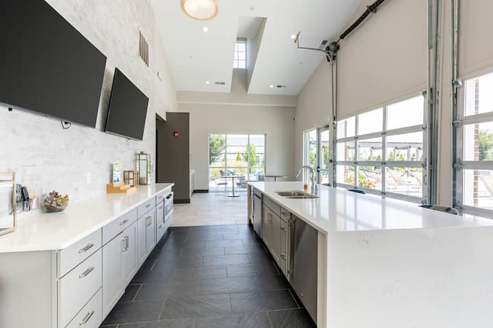 RGVtYW5kUGljdHVyZToyNTcxMzgyODI2