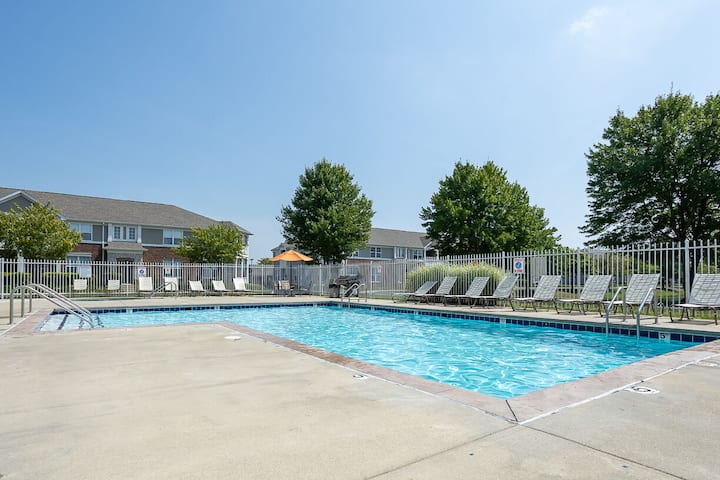 RGVtYW5kUGljdHVyZToyNTcxMzg1ODc1