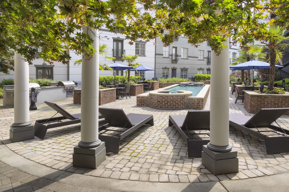 RGVtYW5kUGljdHVyZToxOTUxNzQ2NDc3