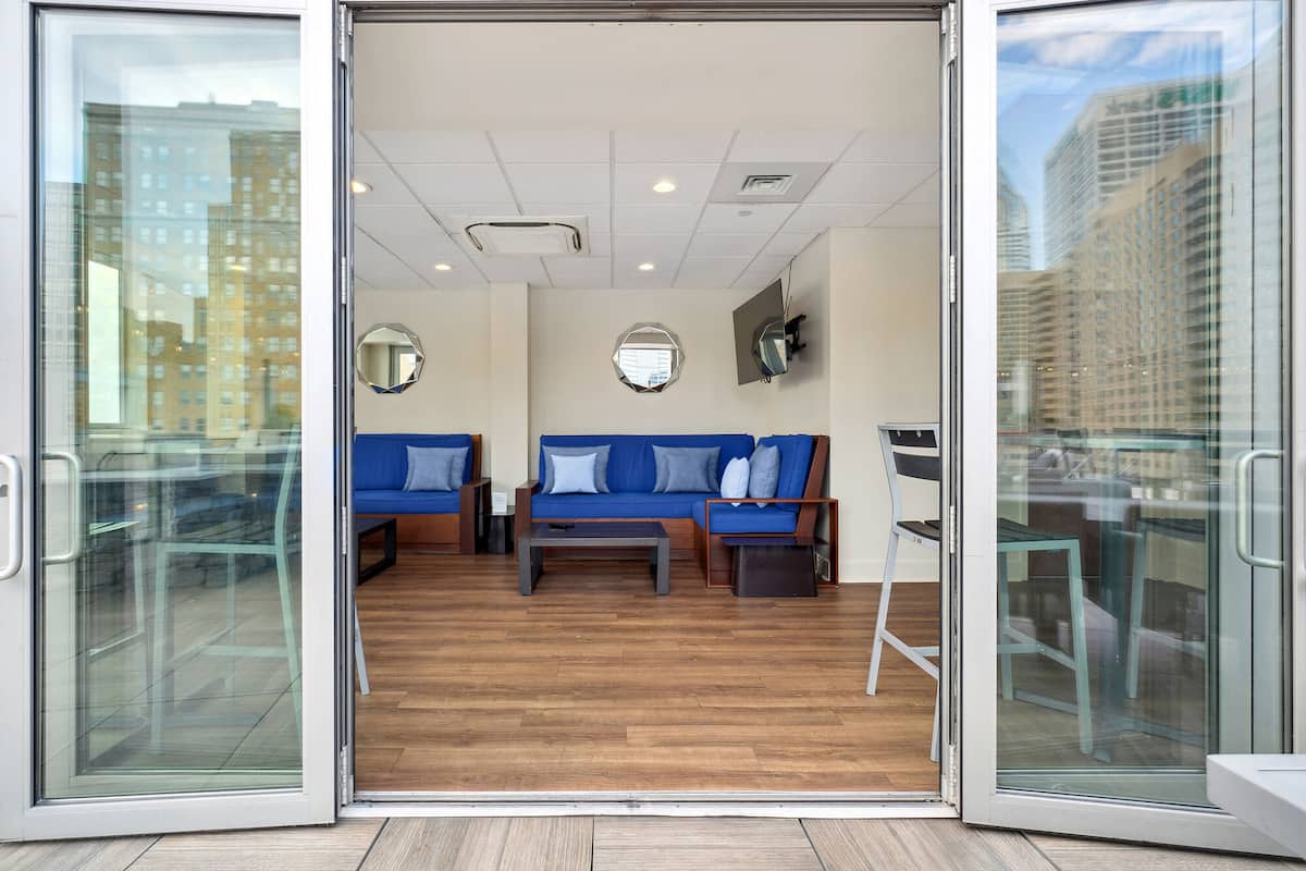 RGVtYW5kUGljdHVyZToyMTQ4MzU5NjIx