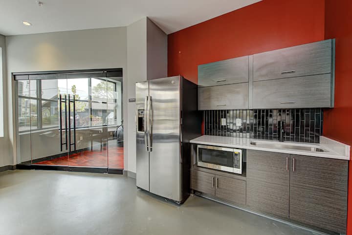 RGVtYW5kUGljdHVyZToyNTcxMzg2Njc2