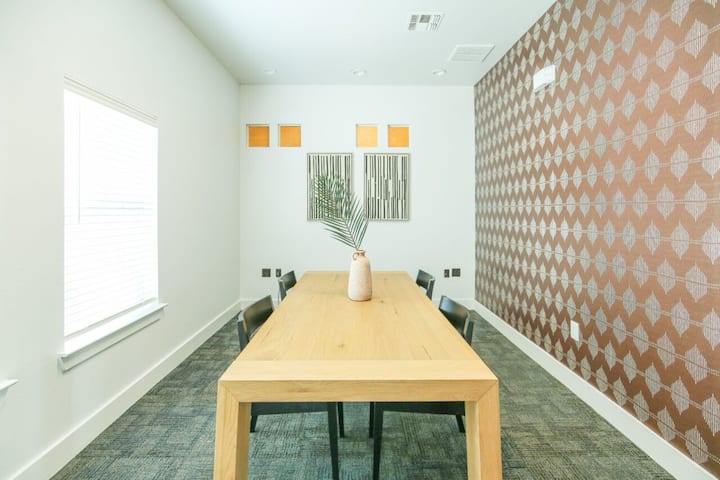 RGVtYW5kUGljdHVyZToyNTcxMzgyNjQw