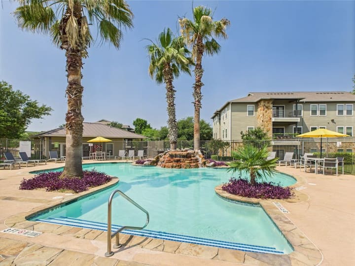 RGVtYW5kUGljdHVyZToyNTcxMzgyNjY5