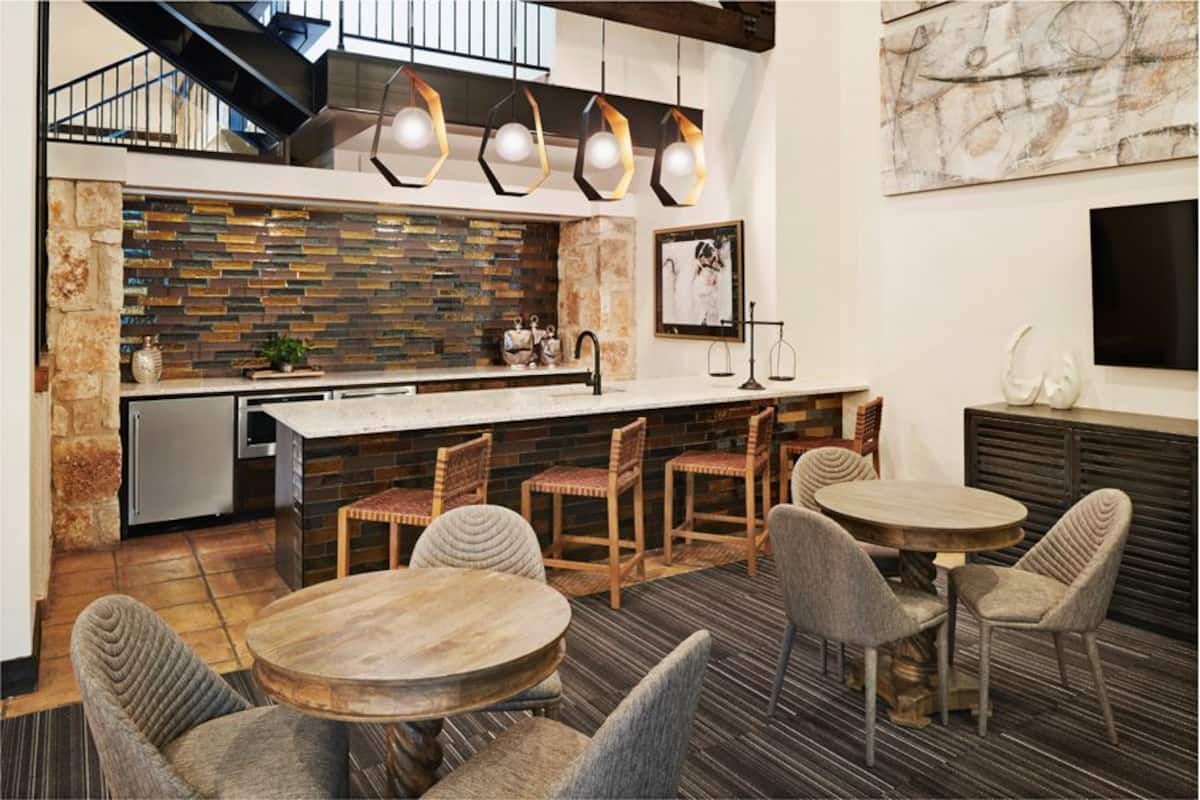 RGVtYW5kUGljdHVyZToxOTUxNjcwNjAz