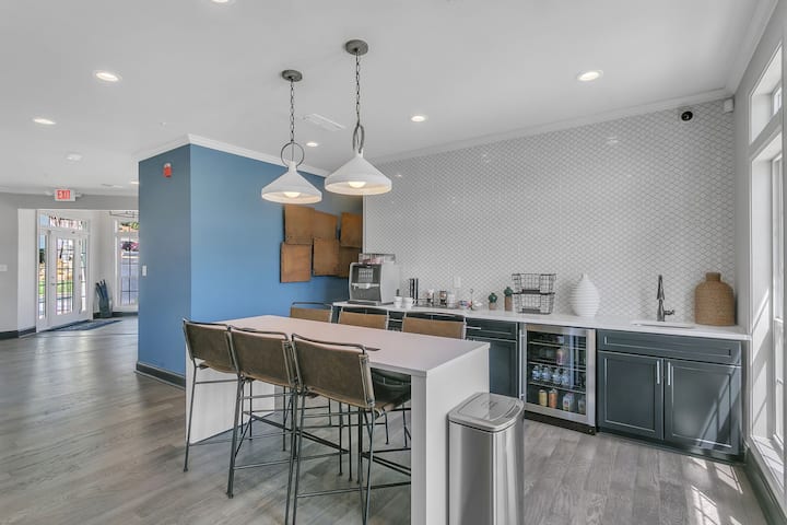 RGVtYW5kUGljdHVyZToyNTcxMzg0ODU2