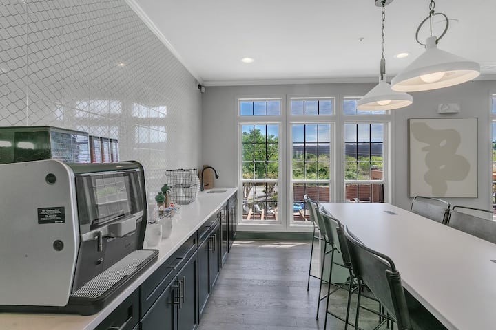 RGVtYW5kUGljdHVyZToyNTcxMzg0ODU0