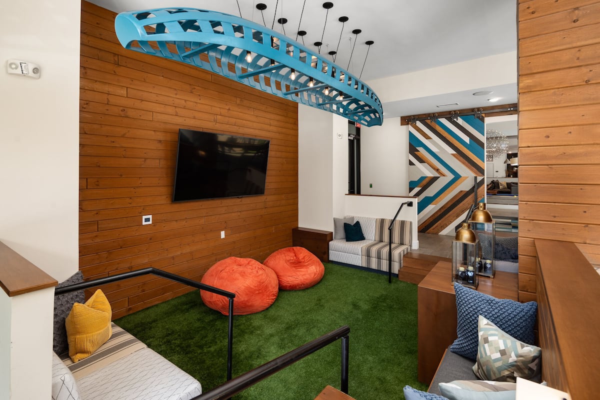 RGVtYW5kUGljdHVyZToxOTUxNjU5ODk4