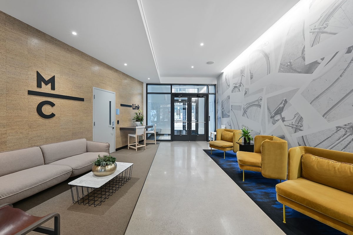 RGVtYW5kUGljdHVyZToyMzMwODk2ODQ4