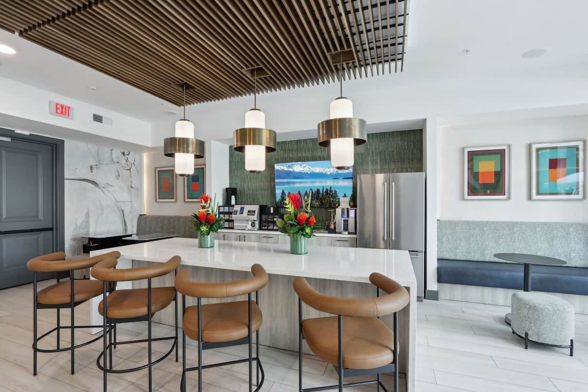 RGVtYW5kUGljdHVyZToyMjgzMDkzNTYy