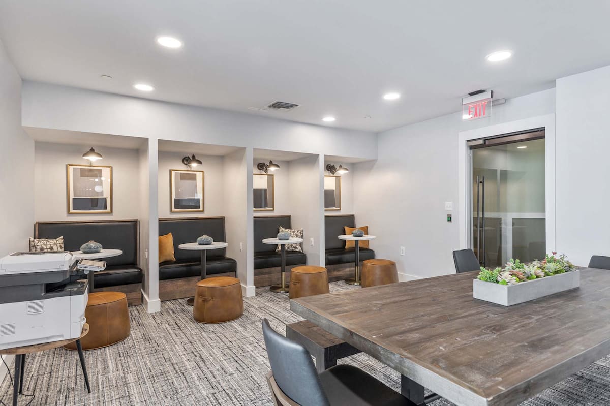 RGVtYW5kUGljdHVyZToxOTUxODMxNjQz