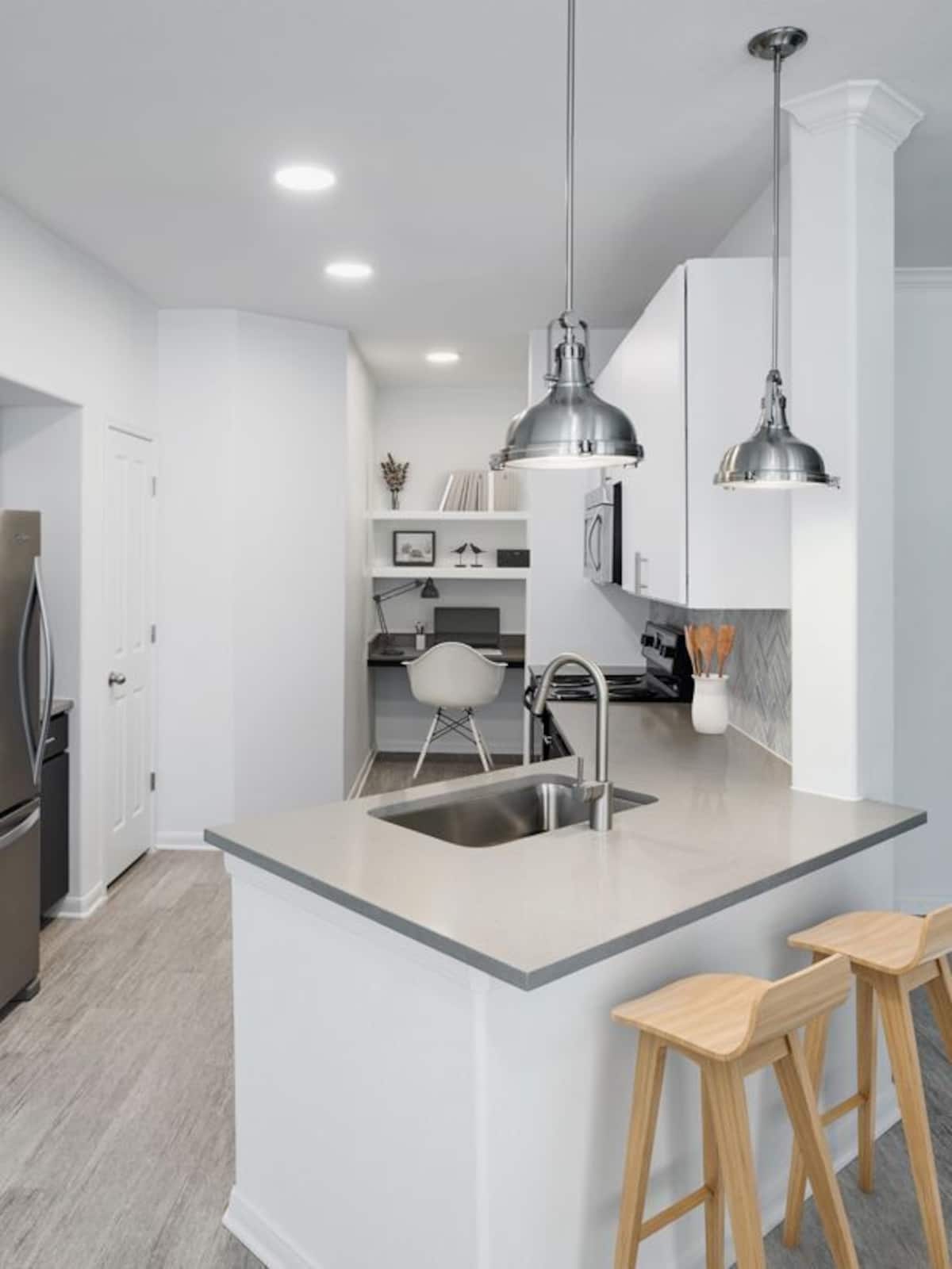 RGVtYW5kUGljdHVyZToxOTUxNjYxOTkz