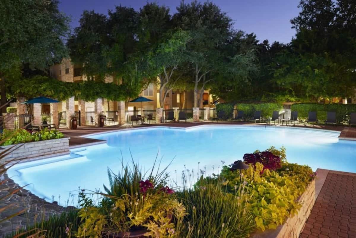 RGVtYW5kUGljdHVyZToxOTUxNjc1MDg0