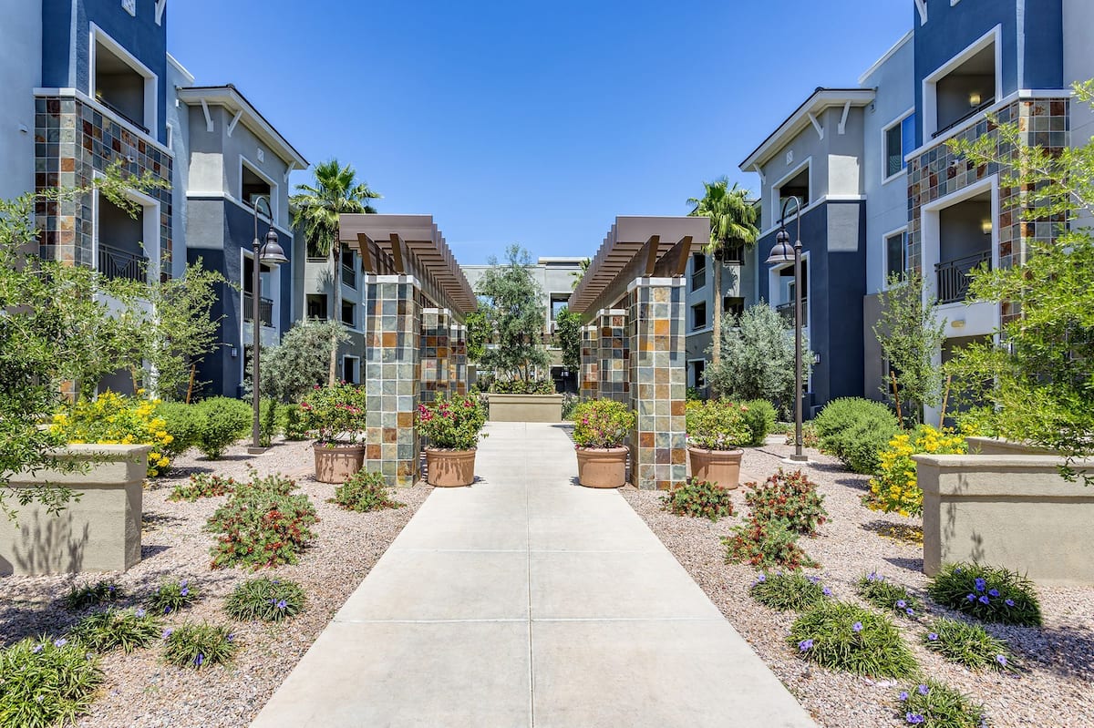 RGVtYW5kUGljdHVyZToxOTUyMzkyMzgy